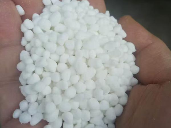 ¿Cuál es la diferencia entre fertilizantes de liberación controlada y fertilizantes de liberación lenta?